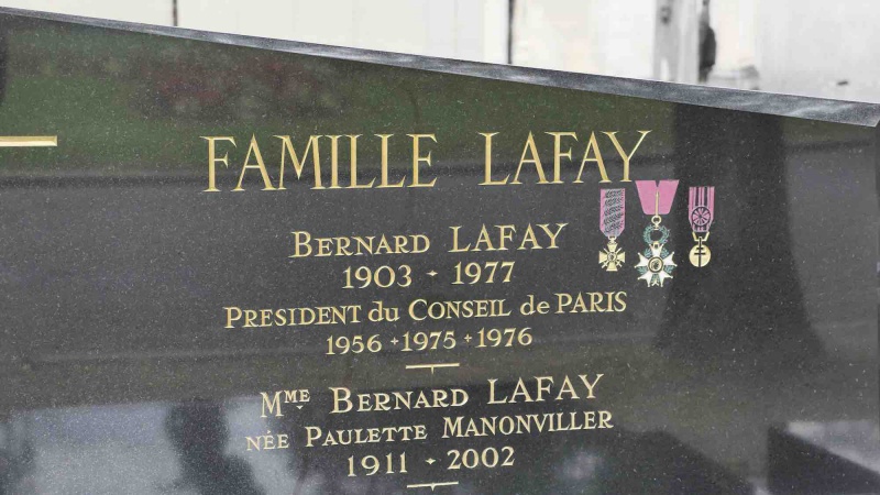 La tombe de Bernard Lafay à proximité de la tombe de Jacques Chirac