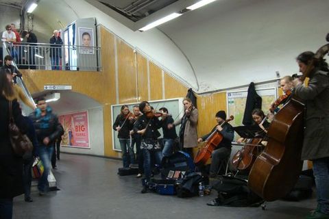 Paris Prélude de Paris interprète Vivaldi à la station de métro Châtelet