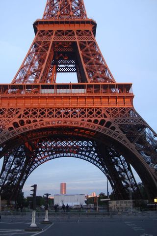 La tour Eiffel déserte avant le feu d'artifice du 14 juillet 2011