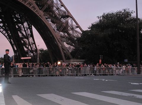 Le public attend le feu d'artifice le 14 juillet 2011 à Paris