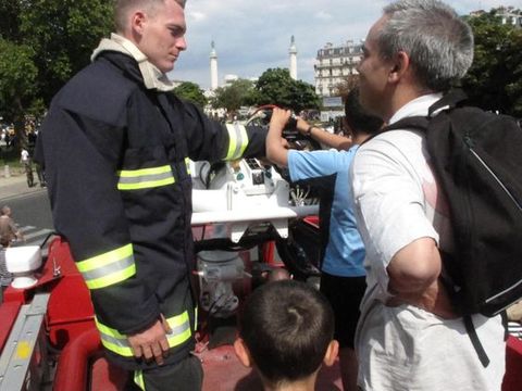 Le sapeur-pompier explique aux enfants le métier