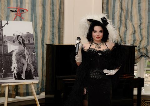 Miss Anne Thropy, marraine du projet "Paris, ma jolie" ouvre le bal avec son hommage à Mae West... crédits : Landry Noblet