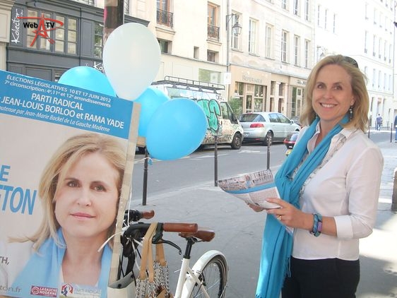 Anne Lebreton fait campagne à bicyclette dans les rues de la 7e circonscription 