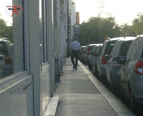 20h15 le 9 août 2012 Les policiers vérifient les voitures garées rue de Coulmiers