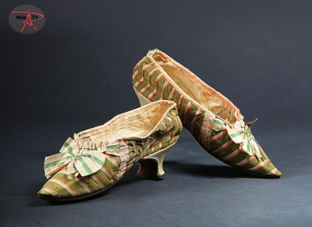 Lot n°20 Paire de souliers de Marie-Antoinette (c) vente aux enchères de l’étude parisienne Coutau-Bégarie 17 octobre 2012 à l'Hôtel Drouot
