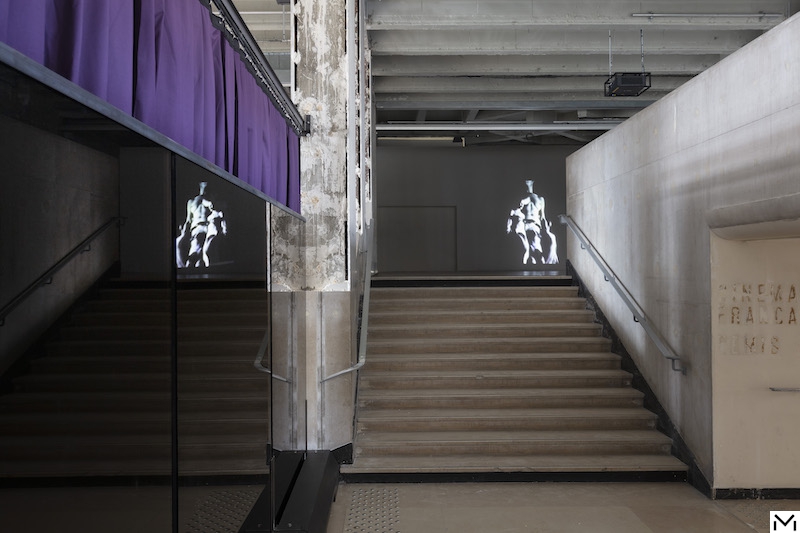 Anne Imhof, Natures Mortes (2021), vue d’exposition, Palais de Tokyo, Paris.