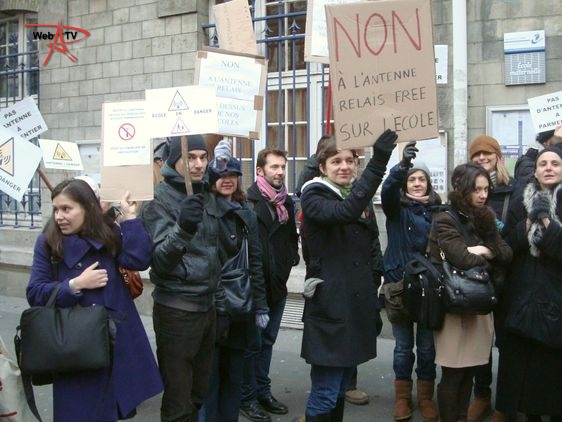 Contre les antennes relais à proximité des écoles - manifestation au 111 avenue Parmentier le 13 décembre 2012