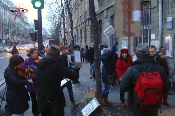 Contre les antennes relais à proximité des écoles - manifestation au 111 avenue Parmentier le 13 décembre 2012