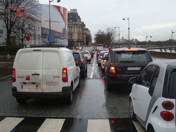Circulation ralentie quai Anatole France par une ligne blanche infranchissable pour les bus de la RATP