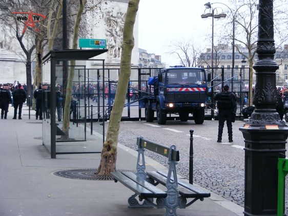 Type de camion bloquant l'avenue des Champs-Elysées Manif pour tous 24 mars 2013 