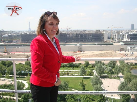 Brigitte Kuster sur le toit de l'Hôtel Ibis Paris Berthier 