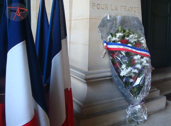 Gerbe de fleurs du maire du 6e arrondissement  