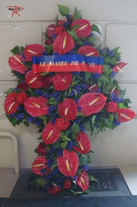 Gerbe de fleurs du maire de Paris à la mairie du 6e 