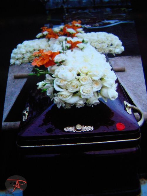 Croix faite avec 400 roses sur le cercueil de Michel Dumas