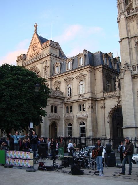 Fête de la Musique place du Louvre